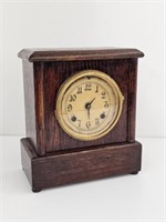 NEW HAVEN CLOCK CO - OAK MANTLE CLOCK