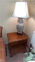Ethan Allen end table with decorative lamp
