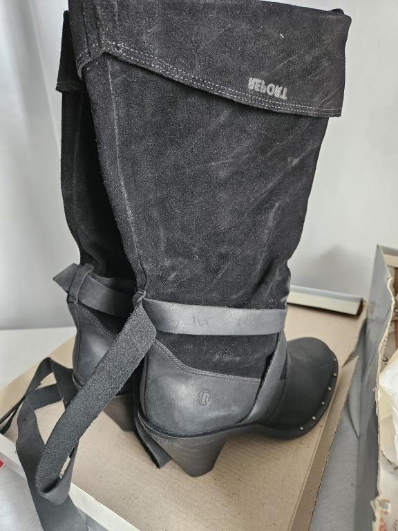 BLACK FLORA BOOTS SIZE 7.5