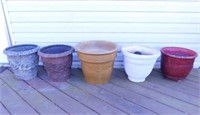 1 ceramic & 4 plastic planters