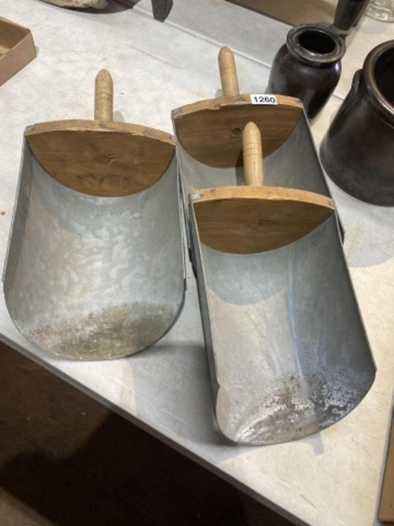 Lot 3 metal scoops wood handles
