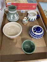 Box Wedgwood posed pottery stone ware