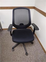 Black mesh rolling swivel office chair