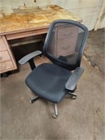 BLACK MESH ROLLING OFFICE CHAIR