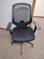 Black mesh back swivel rolling office chair
