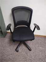 Black mesh back swivel rolling office chair