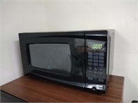 Rival 700 watt microwave oven