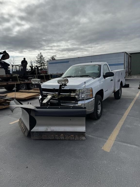 2009 CHEVROLET 3500 4X4 W/ SERVICE BODY AND V PLOW