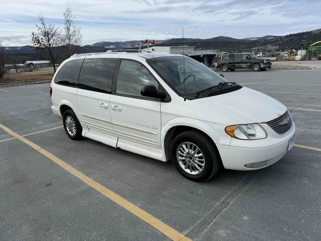 2001 CHRYSLER MINIVAN W/ WHEELCHAIR LIFT