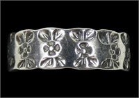 Sterling silver floral band style ring, size 8