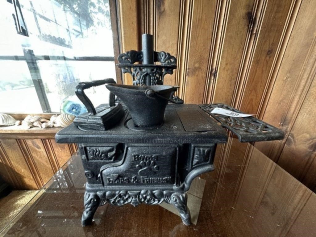 Miniature Cast Iron Boyd's Bears & Friends Stove