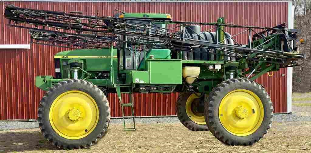 2001 JD 4710 self propelled sprayer,