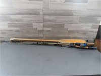 FISHING RODS / PAIR OF WOOD OARS