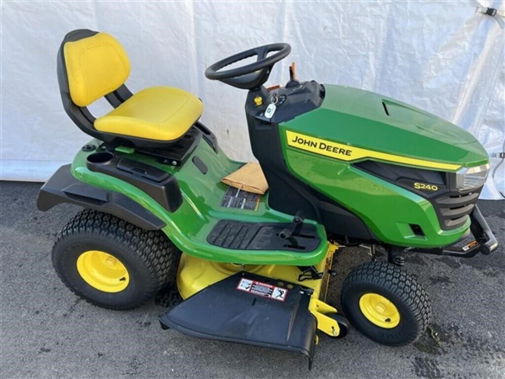 John Deere S240 Riding Lawn Mower