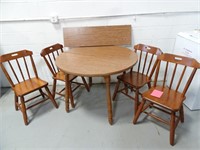 Dining Room Table with Leaf Extension & x4 Chairs