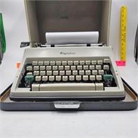 Olympia Manual Typewritten in Case