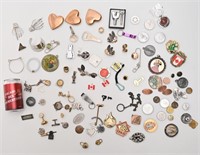 Médailles et petits objets de métal variés