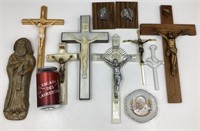 Lot d'articles religieux dont crucifix