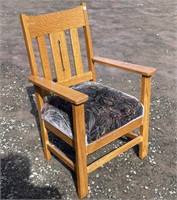 SOLID OAK MISSION ARM CHAIR - ARN NEEDS RE GLUED