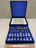 NICE CHESS SET WITH FELT LINED CASE