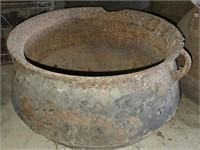 Large Vintage Cast Iron Kettle Pot w Chipped Rim
