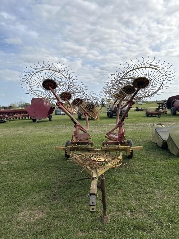 6 wheel hay rake on a caddy