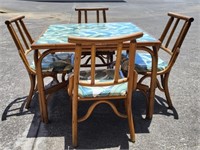 Island style table w/ chairs 38x38x27 glass top