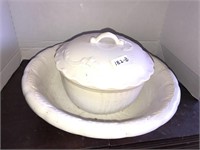 Large bowl with soup toureen *has cracks