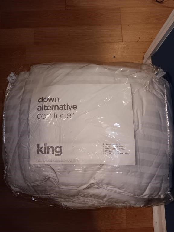 Down alternative king size comforter.Set in bag