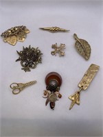 BROOCH LOT OF 8