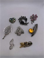 BROOCH LOT OF 8