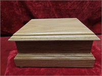 Oak dresser box w/secret compartment.