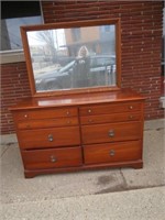 Dresser w/mirror.