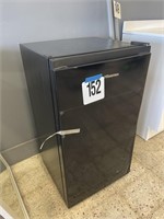 HISENSE 4.4 CUBIC FOOT REFRIGERATOR (SEE PICS)