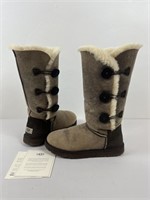 Pair of women's size 8 UGG boots in good
