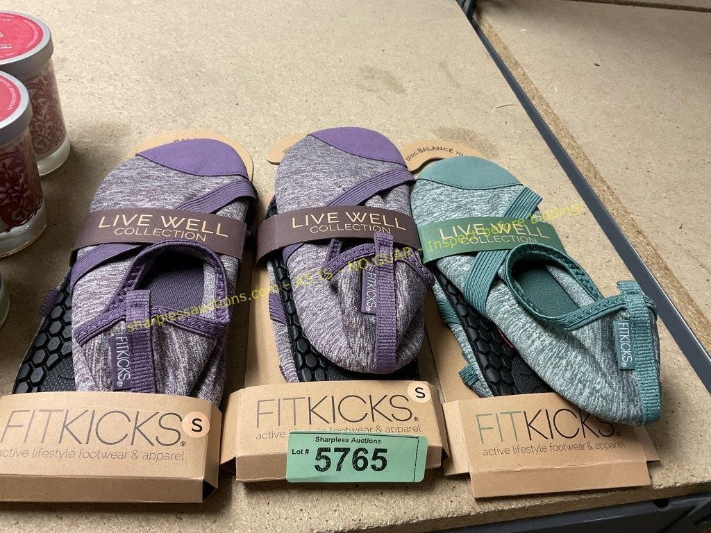 3ct.Adults size small Live well fitkicks footware