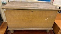 Yellow Grain Painted Blanket Chest (Tured Feet)