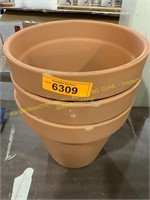 3 Terracotta planters