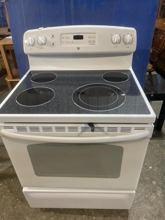 Nice clean 30" GE electric stove comes with