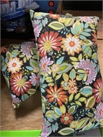 2 outdoor throw pillows