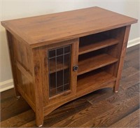 OAK TV CONSOLE W/LEADED GLASS DR.