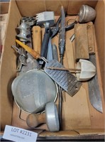 APPROX 15 PCS OF VTG KITCHENWARE