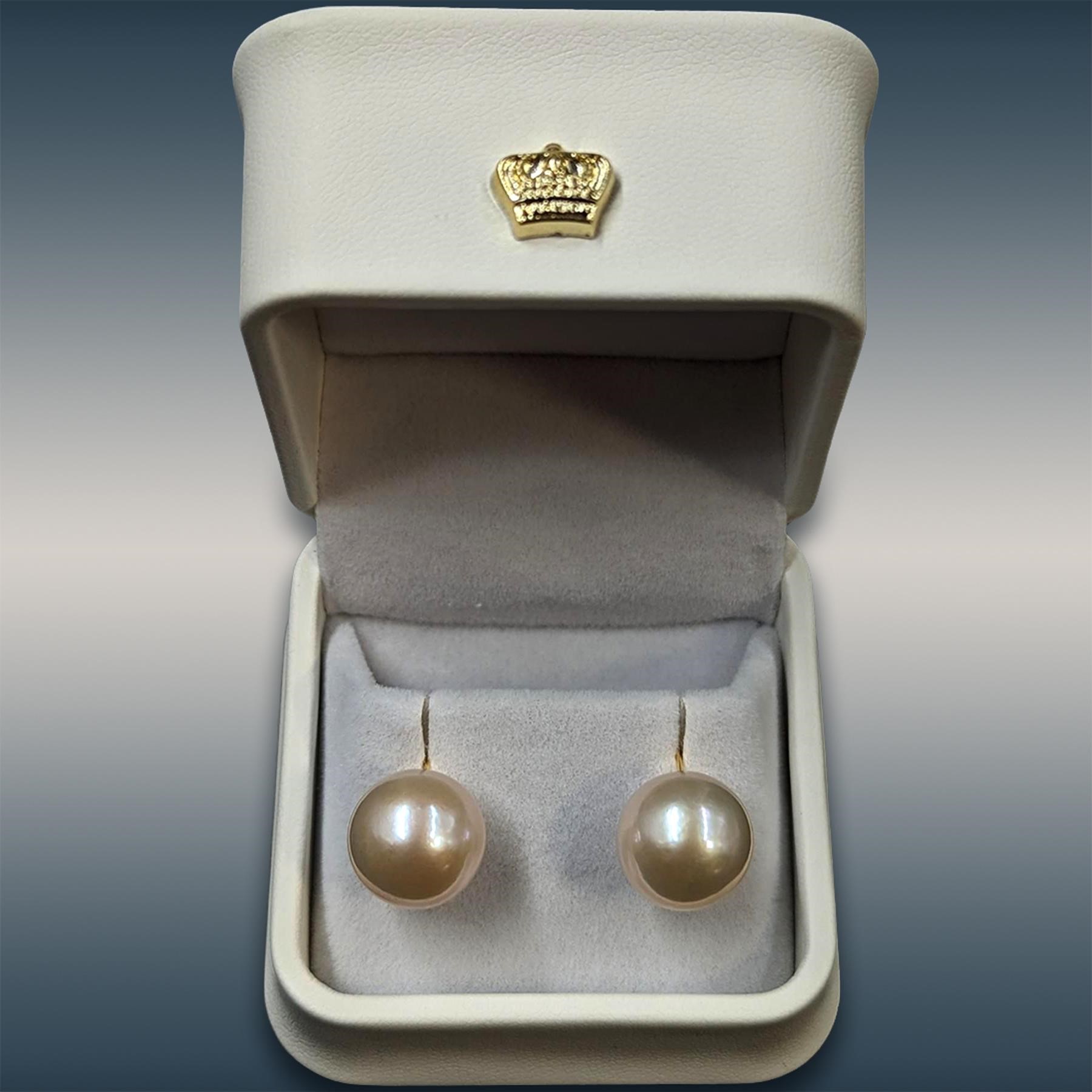 A Pair Of Very Fine 18K Gold 13.5 MM South Sea Pea
