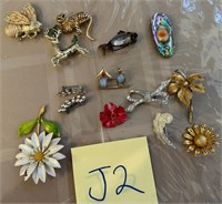 T - MIXED LOT OF COSTUME JEWELRY PINS (J2)