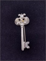 Sterling Silver Key Brooch TW: 4.6g