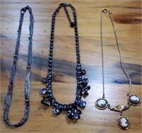Z - LOT OF 3 COSTUME JEWELRY NECKLACES (A7)