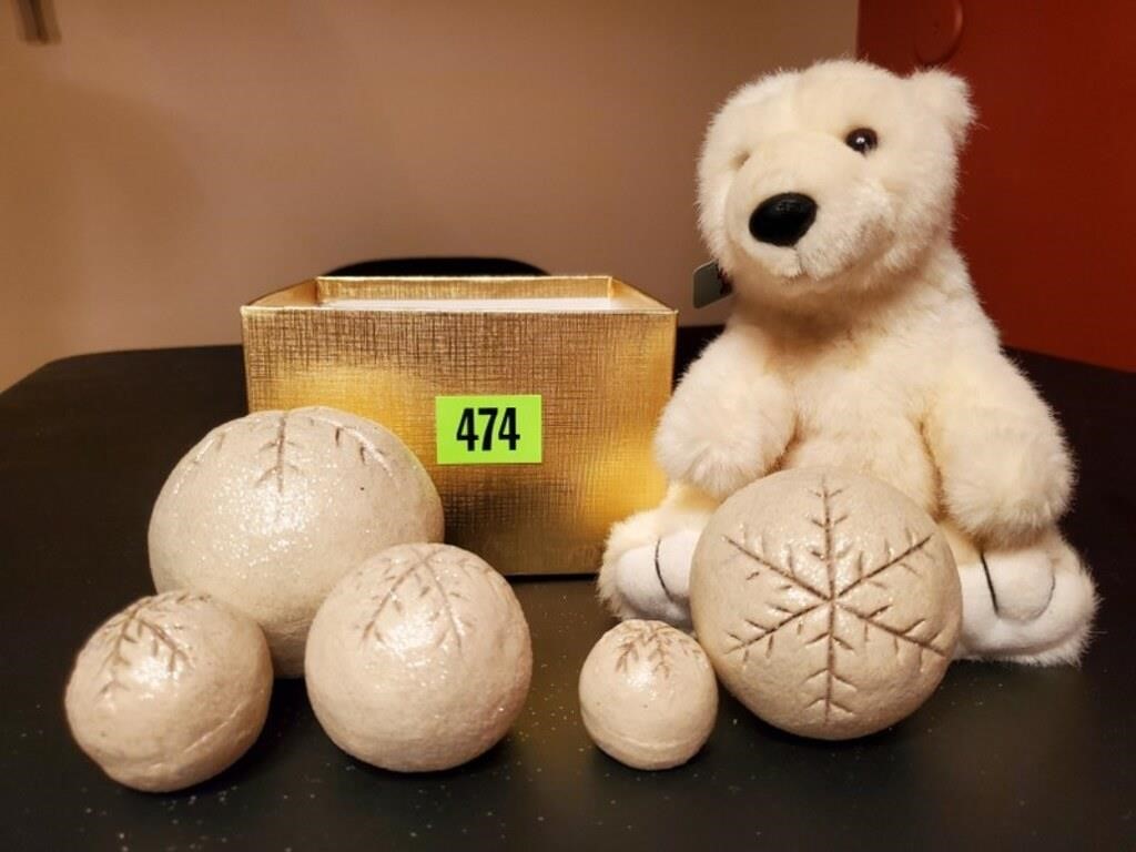 Plush polar bear, decorative snow balls