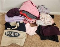 Q - MIXED LOT OF CLOTHING (M15)