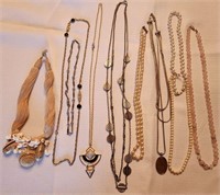 Q - MIXED LOT OF COSTUME JEWELRY NECKLACES (J3)