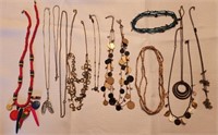 Q - LOT OF COSTUME JEWELRY NECKLACES (J6)